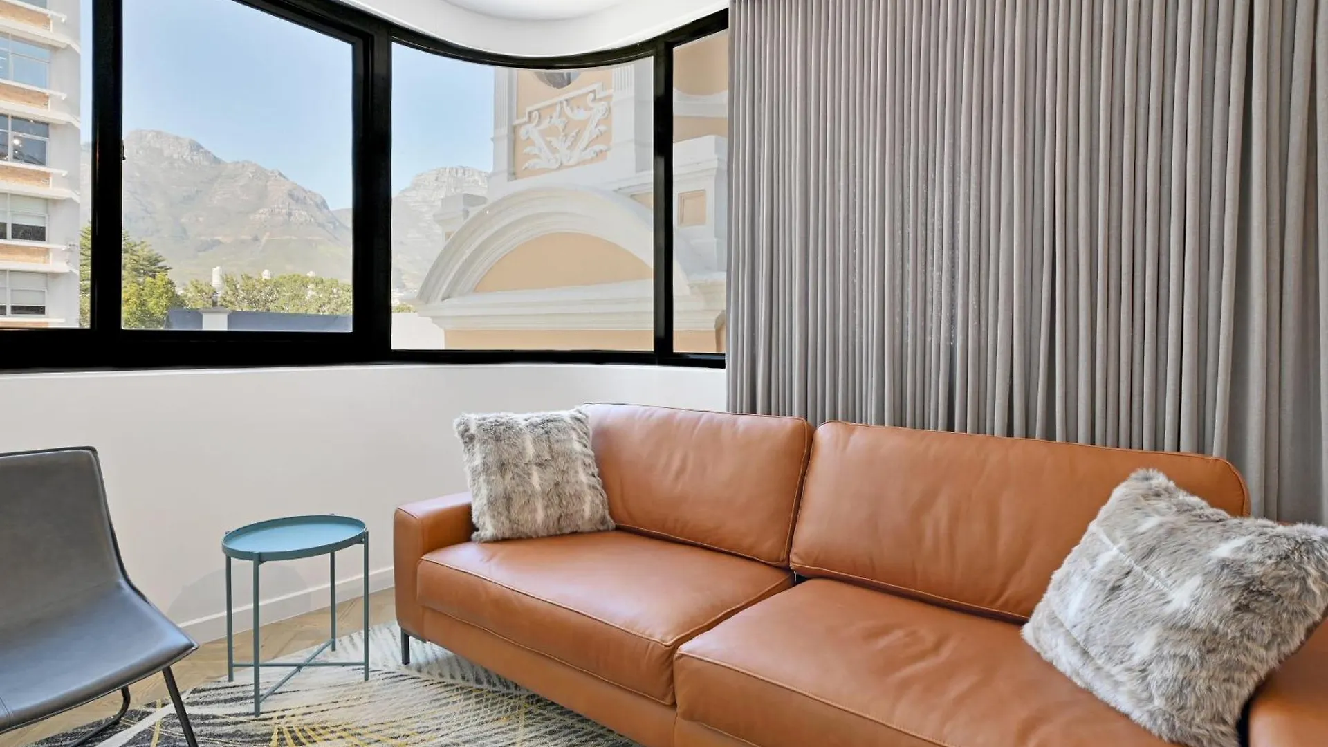 Apartment Upper City Central Balcony And Parking Cape Town